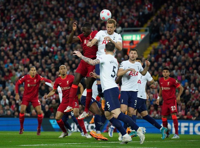 Ibrahima Konate y Harry Kane luchan por un balón en el Liverpool-Tottenham