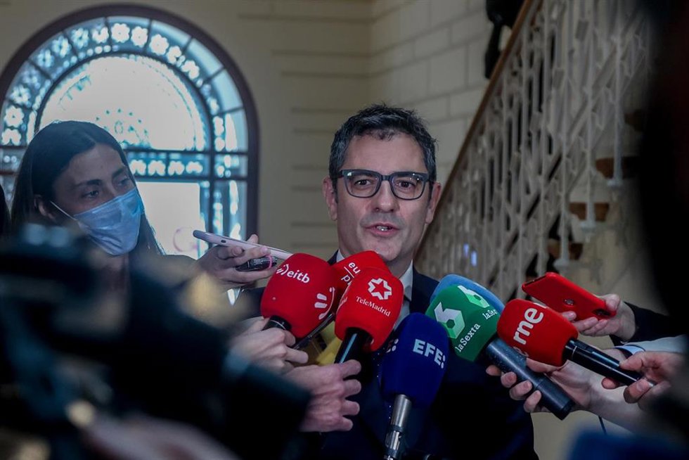 El ministro de la Presidencia, Relaciones con las Cortes y Memoria Democrática, Félix Bolaños; atiende a los medios de comunicación antes de participar en el acto de homenaje por el 50 aniversario del fallecimiento de Clara Campoamor