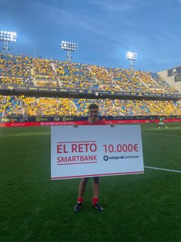 Banco Santander entrega 10.000 en el descanso del partido Cádiz CF - Elche CF al ganador del Reto SmartBank