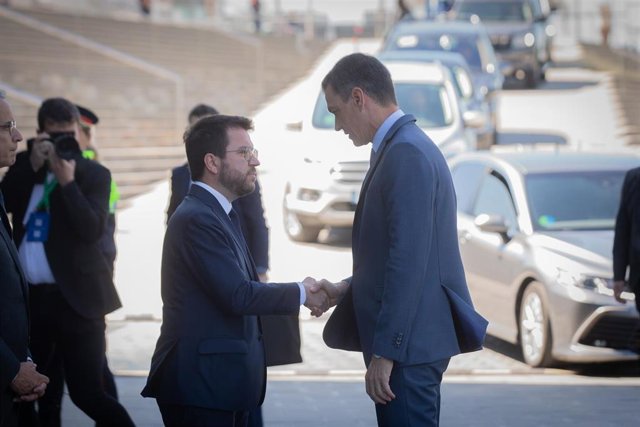 El presidente de la Generalitat, Pere Aragonès y el presidente del Gobierno, Pedro Sánchez, se saludan a su llegada a la jornada de clausura de la XXXVII Reunió Cercle d’Economia en Barcelona