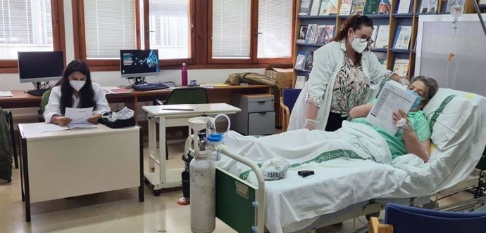 Una enfermera atiende a una persona mayor en un centro sanitario extremeño.