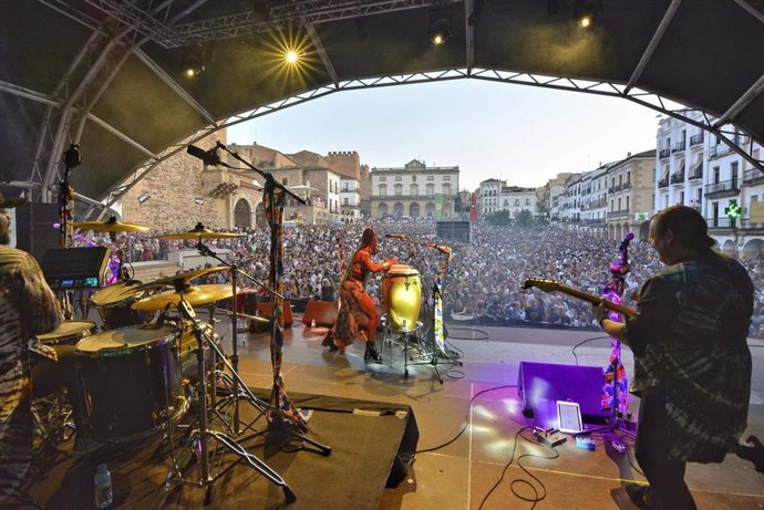 Dobet Gnahoré ayer en su concierto en la Plaza Mayor en WOMAD Cáceres 2022.