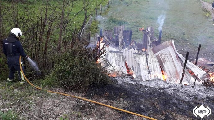 Tendejones calcinados por el fuego.
