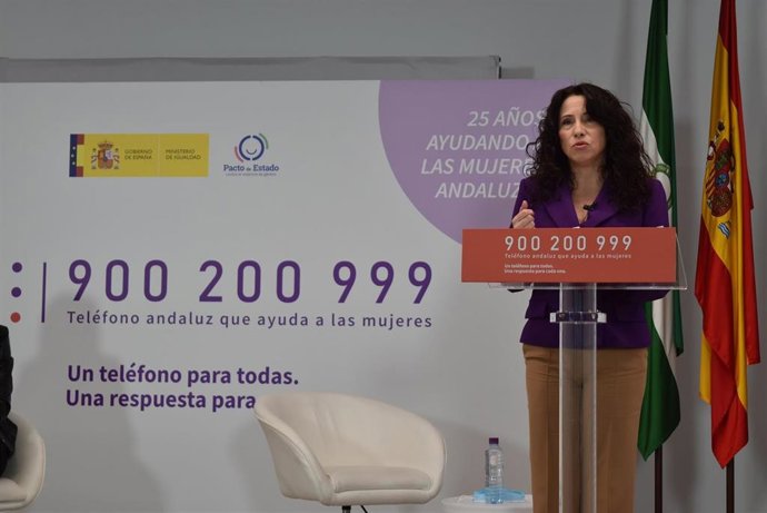 Archivo - La consejera de Igualdad, Rocío Ruiz, presentando el Teléfono de Atención a la Mujer, el 900 200 999 (Foto de archivo). 