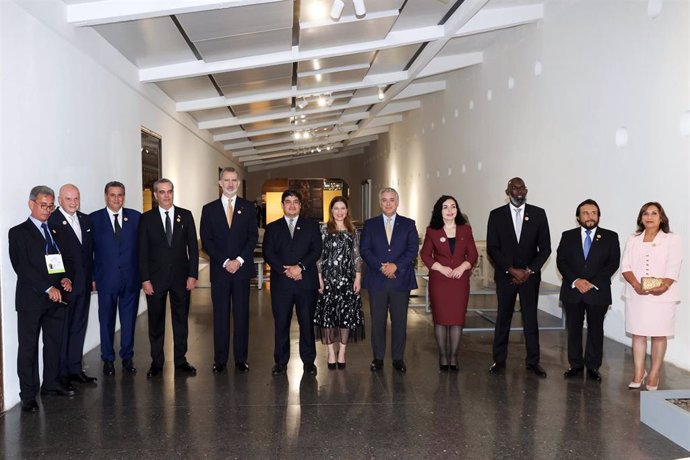El Rey Felipe VI junto al presidente saliente de Costa Rica, Carlos Alvarado, y la primera dama, Claudia Dobles, además de otros jefes de Estado y de Gobierno.