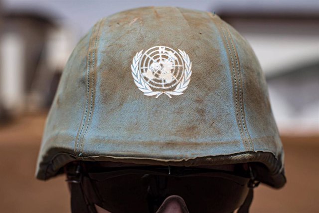 Archivo - Un casco azul de la ONU