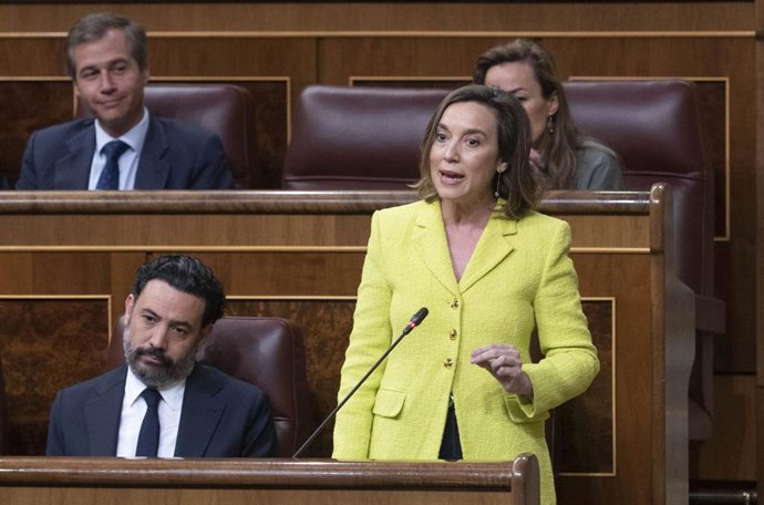 La secretaria General del Partido Popular y portavoz del partido, Cuca Gamarra, interviene en una sesión plenaria, en el Congreso de los Diputados, a 27 de abril de 2022, en Madrid (España). 