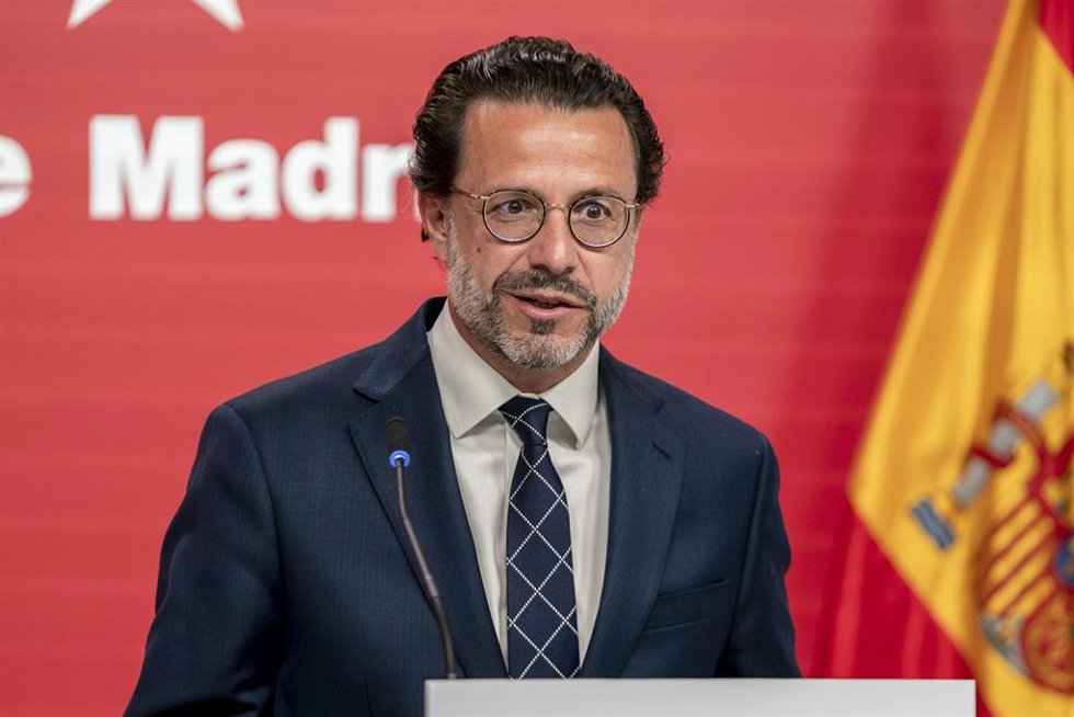 El consejero de Economía, Hacienda y Empleo de la Comunidad de Madrid, Javier Fernández-Lasquetty, en una rueda de prensa en la Puerta del Sol.