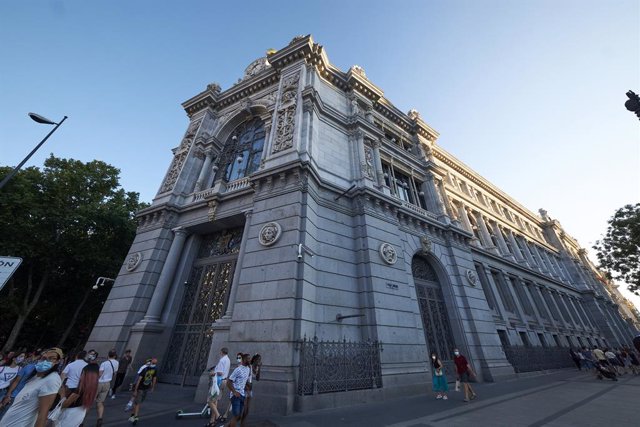 Archivo - El Banco de España entre la calle de Alcalá y la plaza de Cibeles, a 24 de julio de 2021, en Madrid (España).