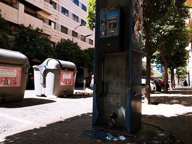 Estado de una cabina telefónica en la zona de Viapol.