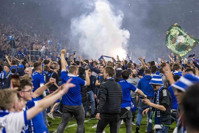 Aficionados del Schalke 04 saltan al campo para celebrar el ascenso a la Bundesliga
