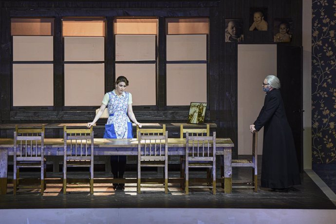 Archivo - Dos actores de las escenas en el pase gráfico de la ópera 'Ariodante', en el Palau de les Arts. 