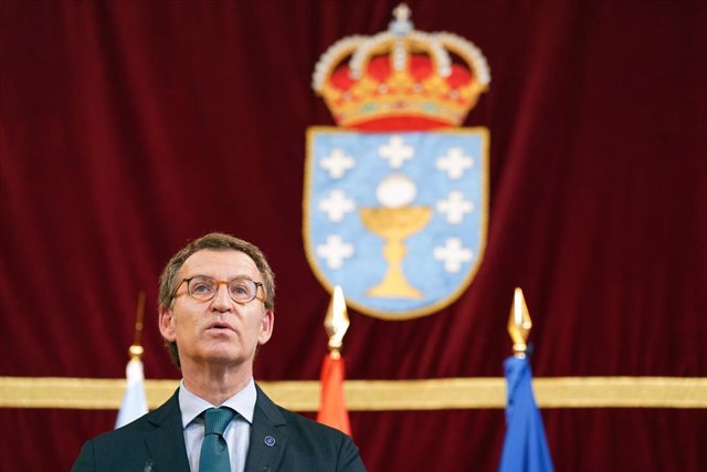 El presidente de la Xunta de Galicia, Alberto Núñez Feijóo, en el acto en que ha presentado su carta de renuncia ante el jefe del Legislativo gallego, en el Pazo de Raxoi, a 29 de abril de 2022, en Santiago de Compostela