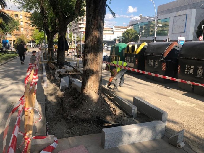 Ayuntamiento de Jaén reviste con bordillos 2.615 metros cuadrados de parterres en el tramo final de Avenida de Andalucía