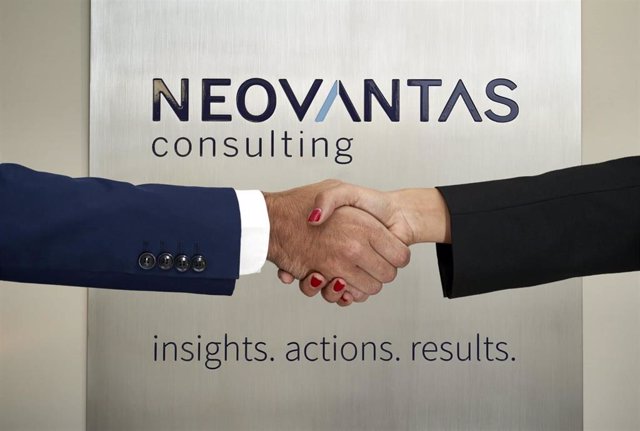 Archivo - Dos personas se estrechan la mano frente al logo de Neovantas.