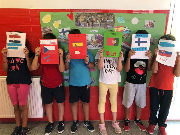 Alumnos del CEIP Rectora Adelaida de la CAlle de Málaga capital que participan en un proyecto Erasmus+ que promueve el aprendizaje al aire libre y el buen uso de las nuevas tecnologías