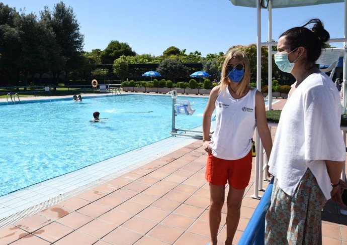 Archivo - Foto de archivo piscinas municipales Zaragoza.