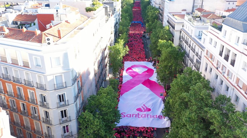 La Carrera de la Mujer Central Lechera Asturiana de Madrid despliega el mayor lazo rosa de la historia en España en una iniciativa del Banco Santander