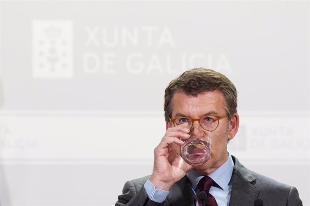 El líder del PP y presidente en funciones de la Xunta de Galicia, Alberto Núñez Feijóo, bebe agua en una rueda de prensa tras su último Consejo de la Junta de Galicia, a 5 de mayo de 2022, en Santiago de Compostela