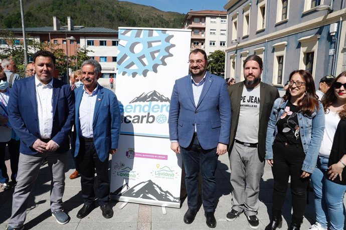 Presidente vista el mercado gastronómico en Laviana.