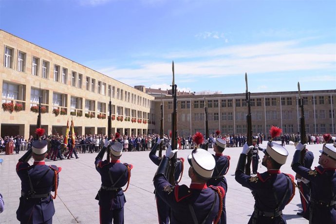 LA GUARDIA REAL HA CELEBRADO SU ÚLTIMA PARADA MILITAR EN LA REGIÓN EN LA PLAZA DEL AYUNTAMIENTO DE LOGROÑO