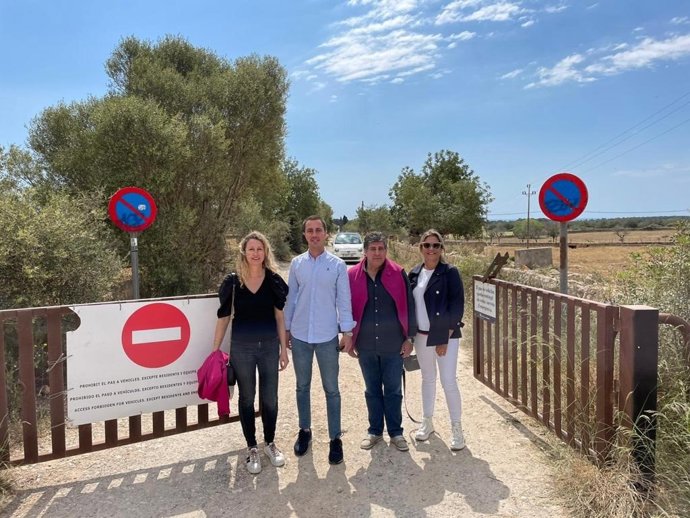 El portavoz del PP en el Consell, Lloren Galmés, visita  Cala Varques acompañado del conseller 'popular' Pedro Rosselló, la presidenta del PP de Manacor, Maria Antnia Sansó y la secretaria general de la formació en la localidad, Magdalena Garcia.