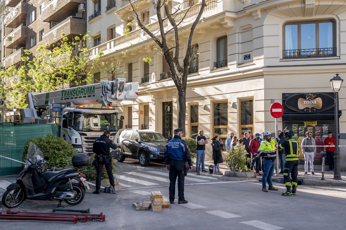 Vecinos de uno de los edificios colindantes al que estalló en General Vecinos de uno de los edificios colindantes al que estalló en General