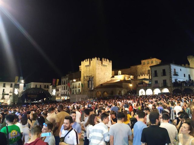 Asistentes a uno de los conciertos del Womad el sábado.