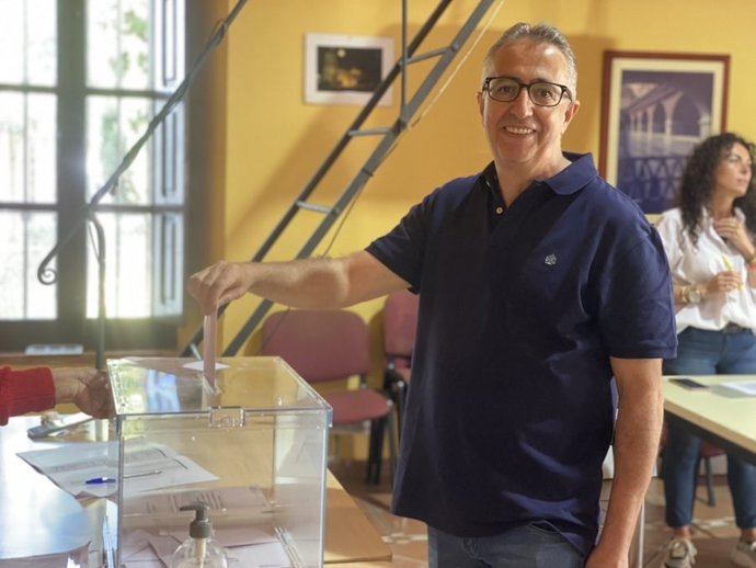 Ignacio Huertas, candidato de UPA-UCE Extremadura, vota en su colegio electoral de Montijo (Badajoz).