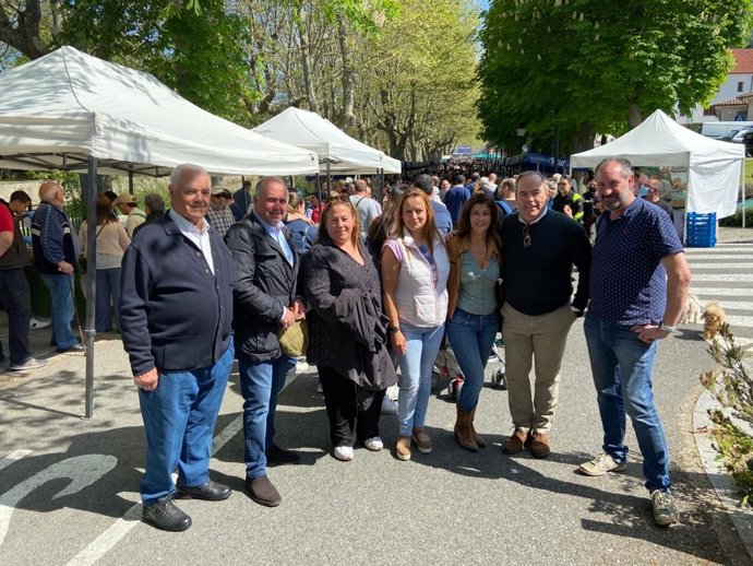 La secretaria general del PP vasco, Laura Garrido, junto a miembros de la formación durante su visita a Kuartango