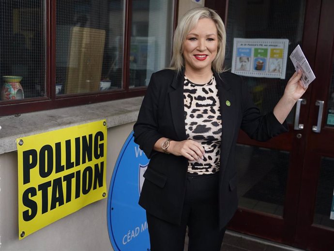 La candidata del Sinn Féin a las elecciones de Irlanda del Norte, Michelle O'Neill, en un colegio electoral