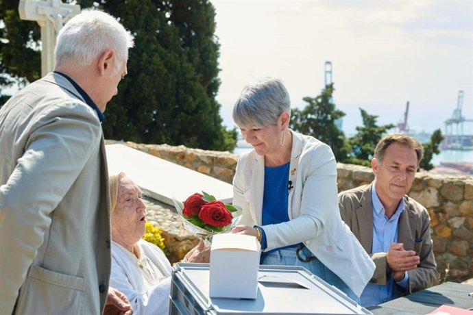 La consellera de Justicia de la Generalitat, Lourdes Ciuró, ha devuelto a los familiares los restos de un soldado republicano que murió durante la guerra civil española, identificados en la del Mas de Santa Magdalena, en Móra d'Ebre (Tarragona)