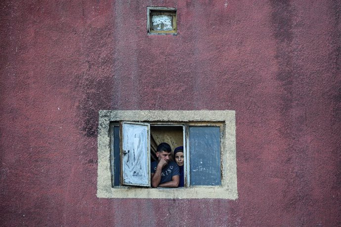 Archivo - 20 October 2021, Lebanon, Beirut: A couple stand at the window of their house as they watch a protest blocking a main highway amid the massive increase of gasoline prices. The price of fuel skyrocketed in Lebanon amid an acute financial meltdo