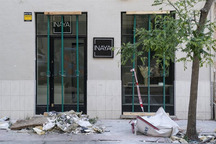 Fachada de un comercio y escombros en la calle General Pardiñas, donde hubo una explosión en una vivienda. 