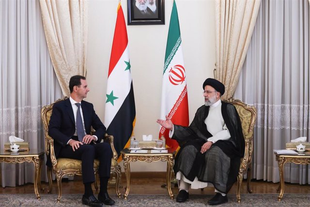 El presidente de Siria, Bashar al Assad, y el líder supremo de Irán, Alí Jamenei 