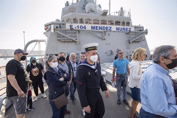 Varias personas visitan la fragata de combate 'Méndez Núnez' atracada en los muelles del puerto de Getxo, a 8 de mayo de 2022, en Getxo (Bizkaia)