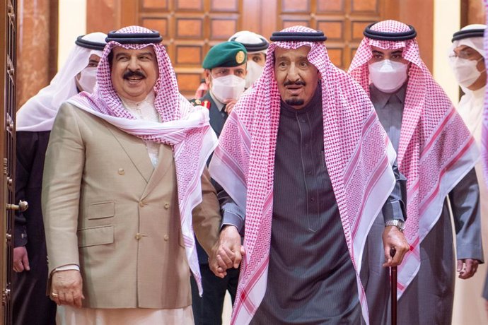 Archivo - 02 March 2022, Saudi Arabia, Riyadh: King of Saudi Arabia Salman bin Abdulaziz Al Saud (R)meets with King of Bahrain Hamad bin Isa Al Khalifa. Photo: -/Saudi Press Agency/dpa
