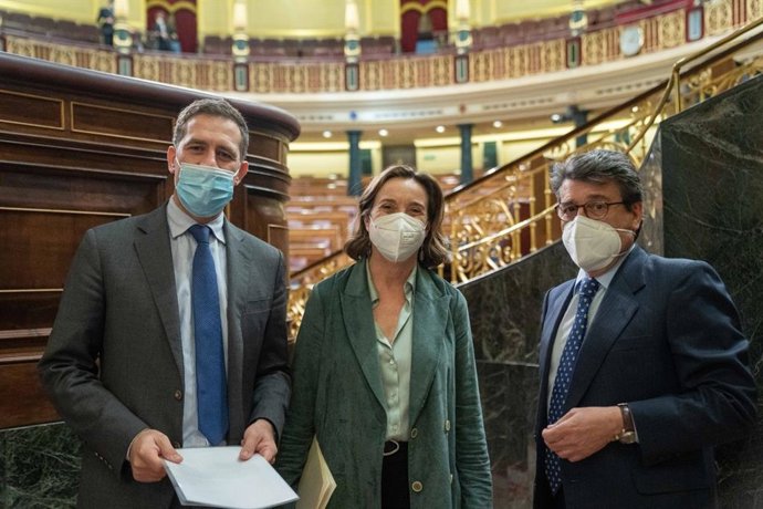 Los diputados nacionales del PP de Almería Juan José Matarí y Miguel Ángel Castellón, junto a la portavoz del grupo 'popular' en el Congreso, Cuca Gamarra