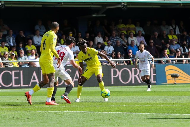 Samuel Chukwueze y Thomas Delaney en el Villarreal-Sevilla