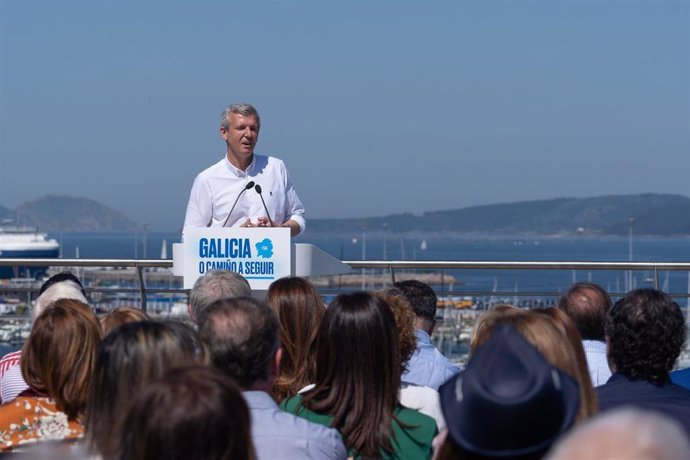 O candidato á presidencia do PPdeG, Alfonso Rueda, nun acto en Vigo.