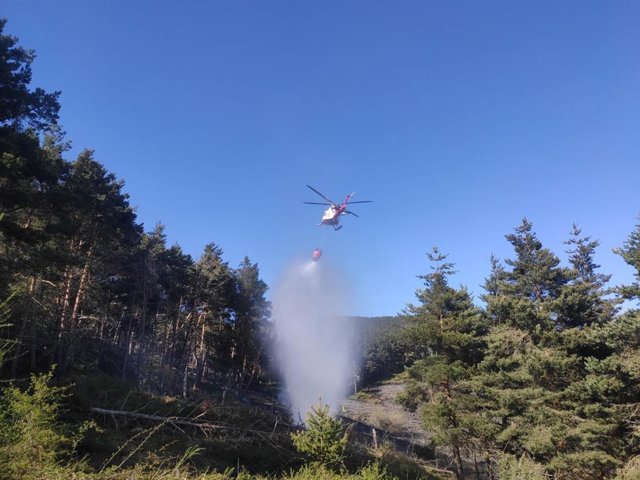 Helicóptero del Gobierno trabaja en la extinción del incendio de Bustasur