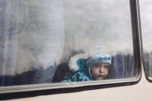 Archivo - Imagen de archivo de un niño en un autobús en Lisichansk, a 24 de febrero de 2022, en Lisichansk, Oblast de Lugansk (Ucrania). 