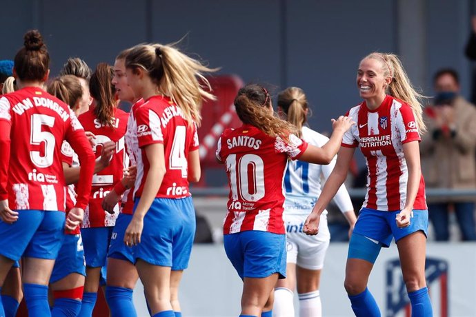 Archivo - Las jugadoras del Atlético de Madrid celebrando un gol de Maitane López en la Primera Iberdrola 2021-2022