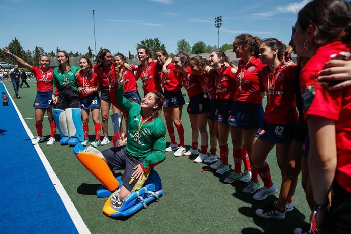 Las jugadoras del Sanse Complutense se hacen un 'selfie' tras conquistar la Liga Iberdrola de hockey sobre hierba 2021-2022