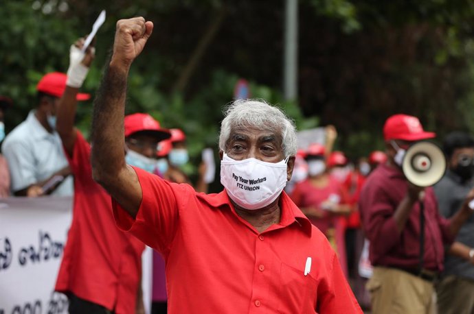 Archivo - 12 November 2021, Sri Lanka, Colombo: Trade union activists take part in a protest near parliament demanding a pay rise in the 2022 budget in Colombo. Finance Minister Basil Rajapaksa will present the budget in Parliament today. Photo: Pradeep