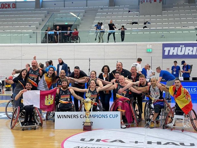 La plantilla del Amiab Albacete celebra la conquista de la Copa de Campeones de Europa de baloncesto en silla de ruedas