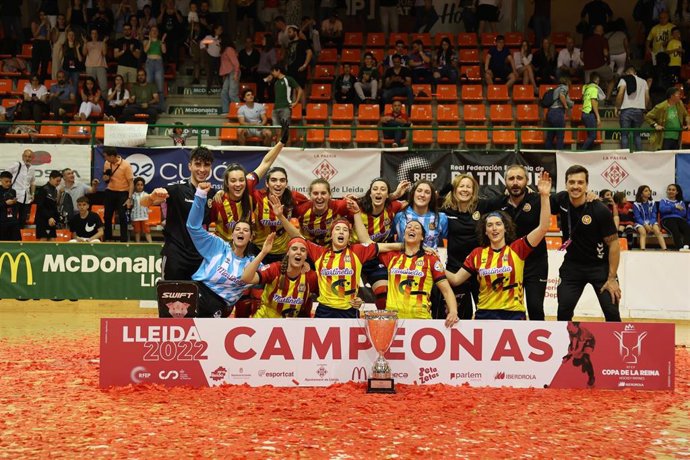 Las jugadoras del Martinelia CP Manlleu celebran la conquista de la Copa de la Reina 2022 de hockey sobre patines