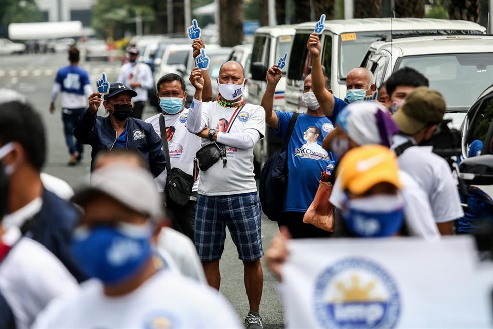 Archivo - 04 October 2021, Philippines, Manila: Supporters of Manila Mayor Isko Moreno wearing protective mask wait before filing his certificate of candidacy for President in the 2022 national elections before the Commission on Elections at the Sofitel