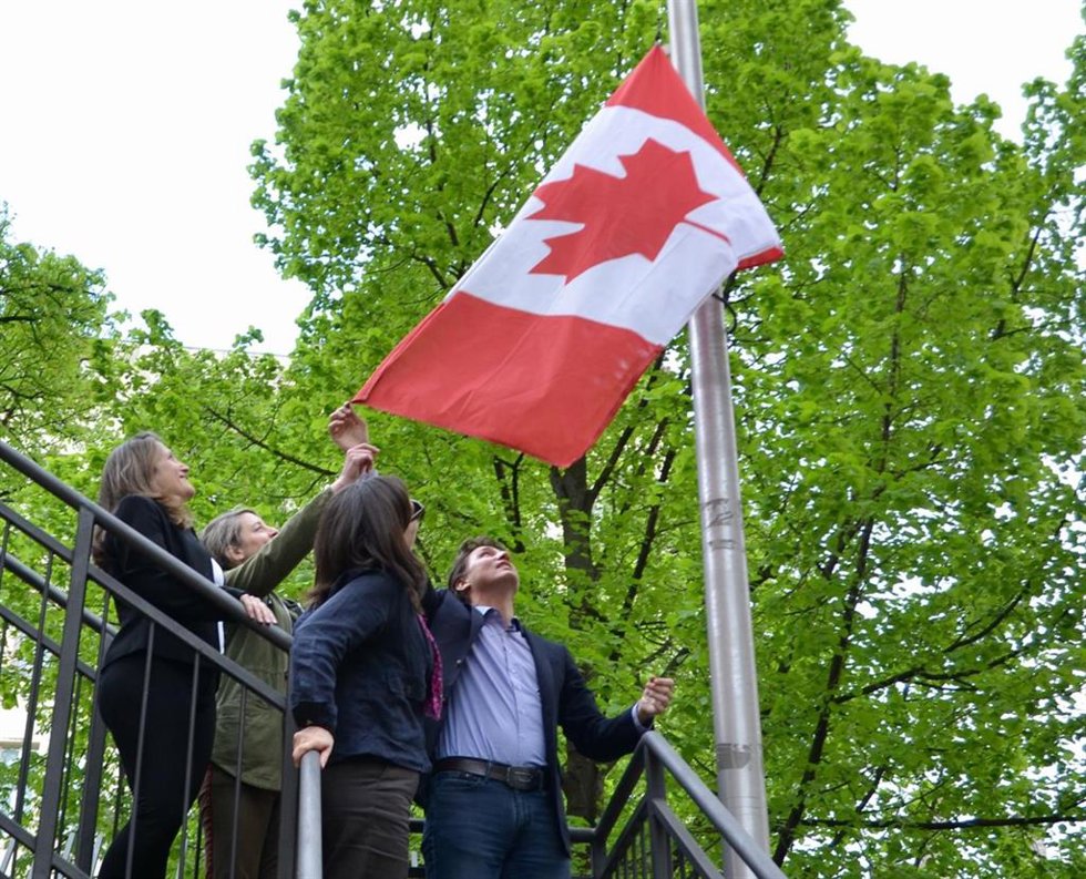 08 May 2022, Ukraine, Kiev: (L-R) Canadian Deputy Prime Minister Chrystia Freeland, Foreign Affairs Minister Melanie Joly, Canada's ambassador to Ukraine Larisa Galadza and Prime Minister Justin Trudeau raise the flag over the Canadian embassy in Kiev. 