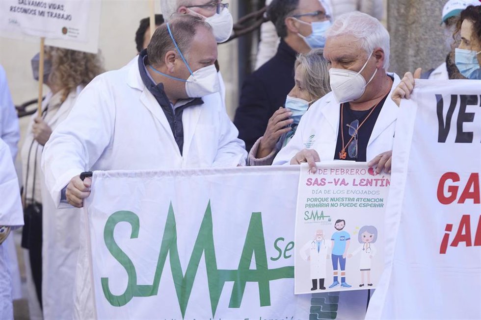 Archivo - Detalle de una cartel portado por un sanitario durante una concentración del Sindicato Médico Andaluz, foto de archivo
